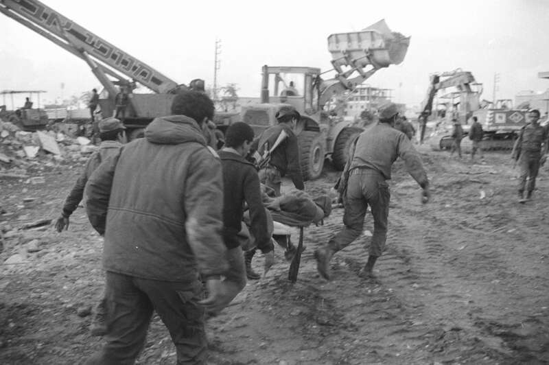 אסון צור הראשון. פינוי נפגעים ופינוי הריסות מבניין הממשל הצבאי באמצעות עגורן. | מיקי צרפתי, דובר צה"ל (דרך ויקיפדיה)