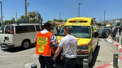 אמבולנס מחוץ לקניון בכרמיאל, ארכיון. | דוברות מד"א