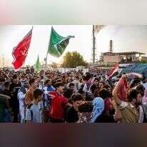 הפגנה נגד הפסקות החשמל סמוך לתחנת הכח התרמית בדרום עיראק. | AFP