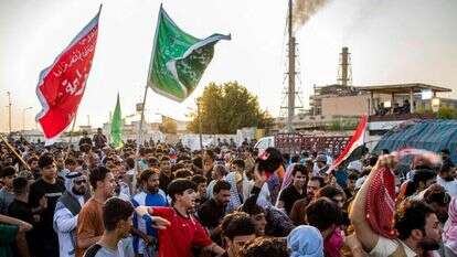 הפגנה נגד הפסקות החשמל סמוך לתחנת הכח התרמית בדרום עיראק. | AFP