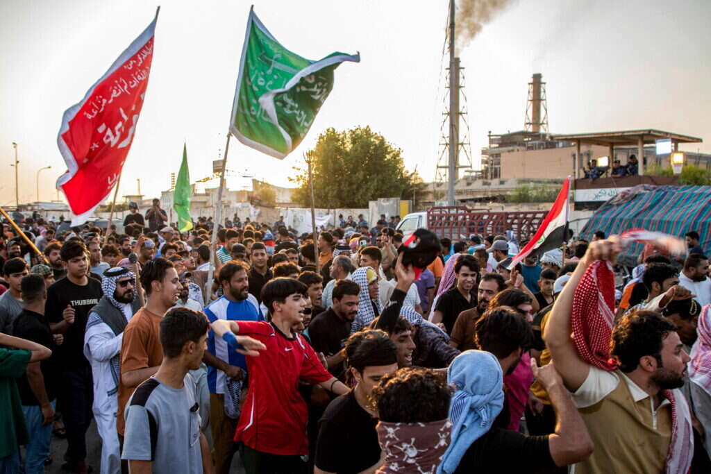 הפגנה נגד הפסקות החשמל סמוך לתחנת הכח התרמית בדרום עיראק. | AFP הפגנה נגד הפסקות החשמל סמוך לתחנת הכח התרמית בדרום עיראק. | AFP