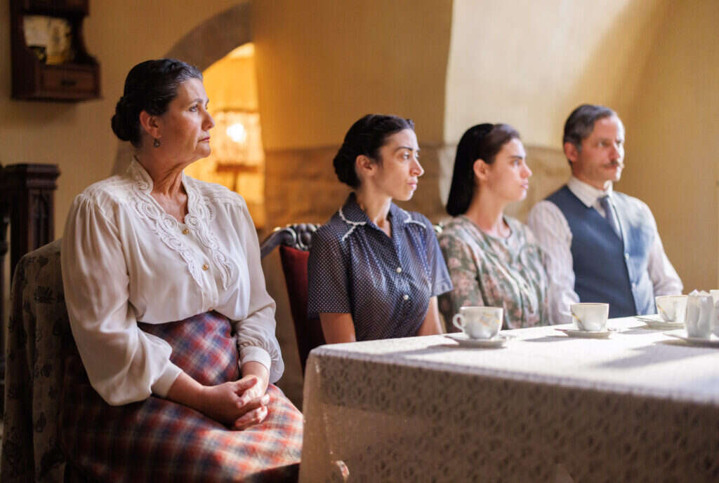 קושי לשחק דמות כזו פוגענית. קפלן במלכת היופי של ירושלים. | מיכה בירקמן קושי לשחק דמות כזו פוגענית. קפלן במלכת היופי של ירושלים. | מיכה בירקמן