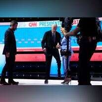 ג'יל ביידן מלווה את בעלה, נשיא ארה"ב ג'ו ביידן, בירידה מבמת העימות של CNN. | AP