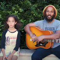 זיגי מארלי, בנו של בוב מארלי, ובנו אברהם, שרים יחד. | מסך מיוטיוב