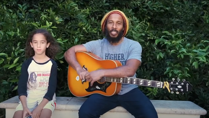 זיגי מארלי, בנו של בוב מארלי, ובנו אברהם, שרים יחד. | מסך מיוטיוב