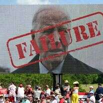 כרזה הנושאת את דמותו של נשיא ארה"ב, ג'ו ביידן, והכיתוב: "כישלון" בעצרת תמיכה בדונלד טראמפ יום לאחר העימות. | AFP