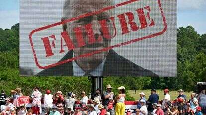 כרזה הנושאת את דמותו של נשיא ארה"ב, ג'ו ביידן, והכיתוב: "כישלון" בעצרת תמיכה בדונלד טראמפ יום לאחר העימות. | AFP