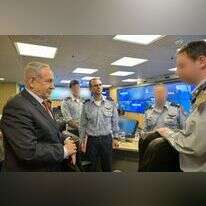 ראש הממשלה בנימין נתניהו עם מפקד חיל האוויר תומר בר במטה המבצעי של חיל האוויר. | - קובי גדעון / לע"מ