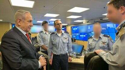 ראש הממשלה בנימין נתניהו עם מפקד חיל האוויר תומר בר במטה המבצעי של חיל האוויר. | - קובי גדעון / לע"מ