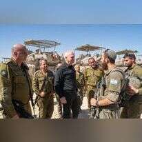 גלנט עם חיילים סמוך לרצועת עזה. | אריאל חרמוני, משרד הביטחון