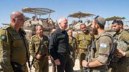 גלנט עם חיילים סמוך לרצועת עזה. | אריאל חרמוני, משרד הביטחון