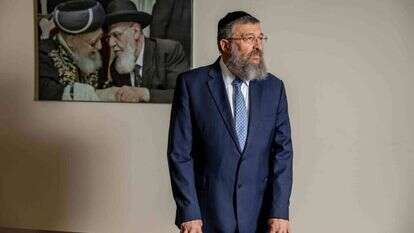 השר בן־צור בחדר סיעת ש"ס בכנסת, שלשום. | נעמה שטרן השר בן־צור בחדר סיעת ש"ס בכנסת, שלשום. | נעמה שטרן