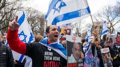 הפגנה למען שחרור החטופים בסנטרל פארק, ניו־יורק. | גטי אימג'ס הפגנה למען שחרור החטופים בסנטרל פארק, ניו־יורק. | גטי אימג'ס