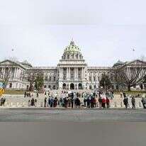 הפגנה נגד ישראל בפתח בניין הקפיטול בהאריסברג, פנסילבניה. | רויטרס