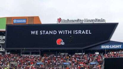 יותר מרבע מהתושבים יהודים. הודעת תמיכה בישראל על לוח התוצאות באצטדיון הפוטבול בקליבלנד. | גטי אימג'ס