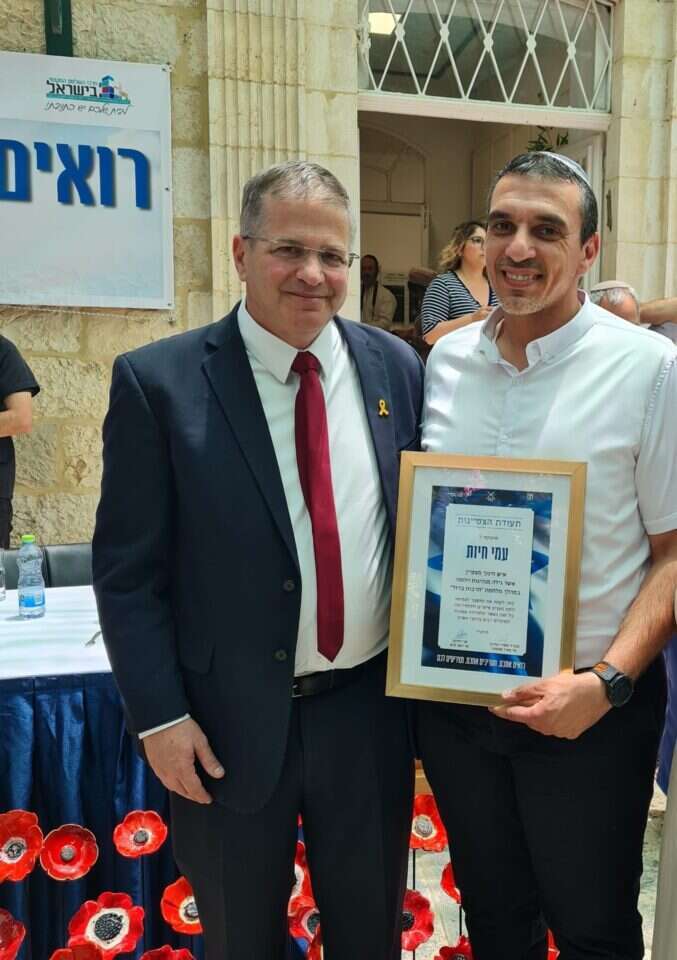 עמי חיוט (מימין), אולפנית אורט בקריית־שמונה. התמונה באדיבות המצולם