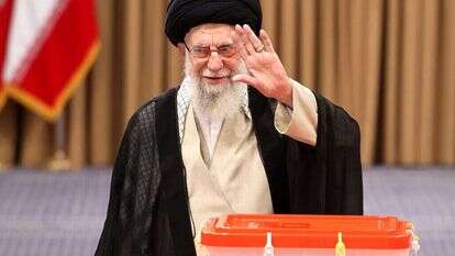 המנהיג העליון של איראן, איתאללה עלי חמינאי, לאחר הצביע בקלפי במהלך הסיבוב השני של הבחירות לנשיאות, טהרן, 5 ביולי 2024. AFP
