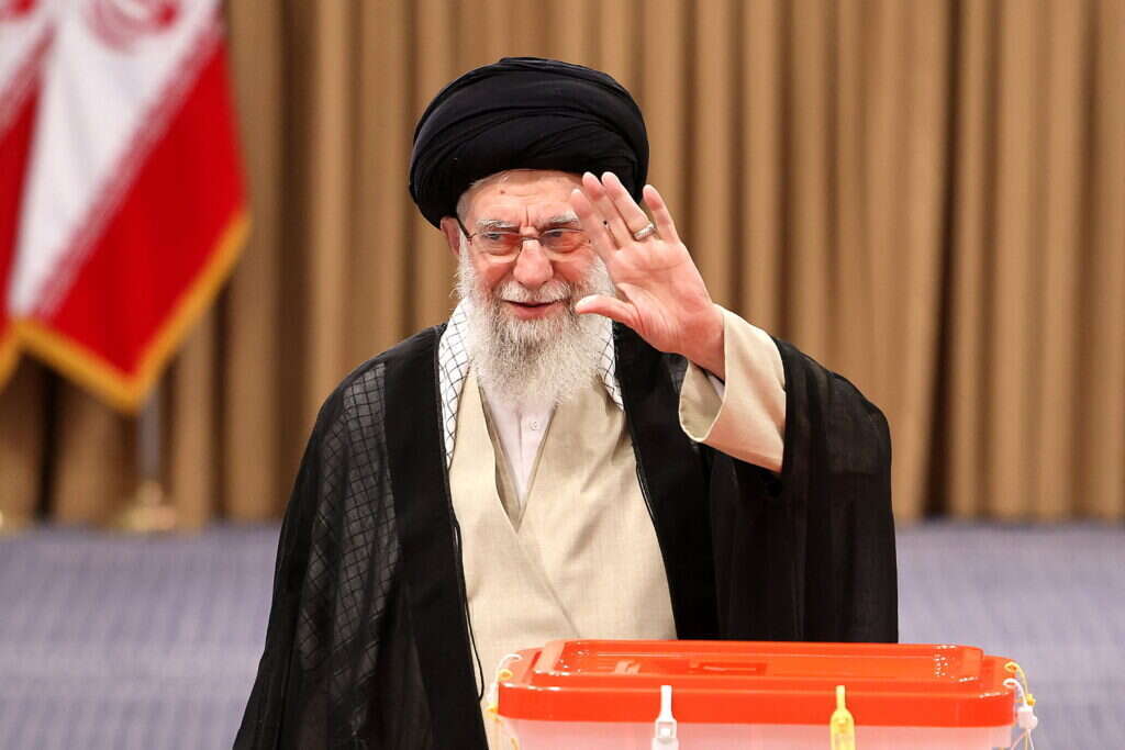 המנהיג העליון של איראן, איתאללה עלי חמינאי, לאחר הצביע בקלפי במהלך הסיבוב השני של הבחירות לנשיאות, טהרן, 5 ביולי 2024. AFP