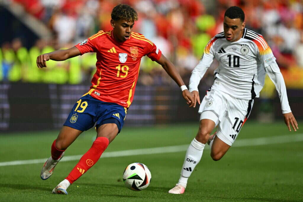 כוכבה בן ה-16 של ספרד, לאמין ימאל, מול כוכב נבחרת גרמניה, ג'מאל מוסיאלה. | Fabrice COFFRINI / AFP