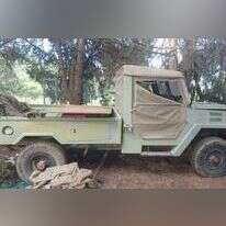 רכב צבאי מסוג "אביר" שנמצא בחצר בית בצפון רמת הגולן. | דוברות המשטרה