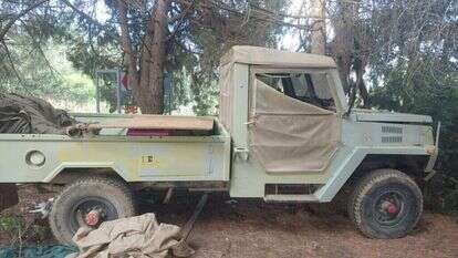 רכב צבאי מסוג "אביר" שנמצא בחצר בית בצפון רמת הגולן. | דוברות המשטרה