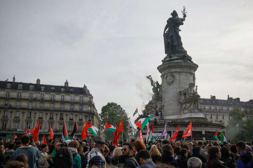 הפגנה למען פלסטין בכיכר הרפובליקה בפריז. | AFP הפגנה למען פלסטין בכיכר הרפובליקה בפריז. | AFP