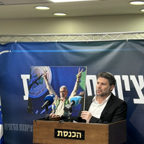 בצלאל סמוטריץ' בישיבת הסיעה, כאשר בידיו תמונה של יחיא סינוואר, היום