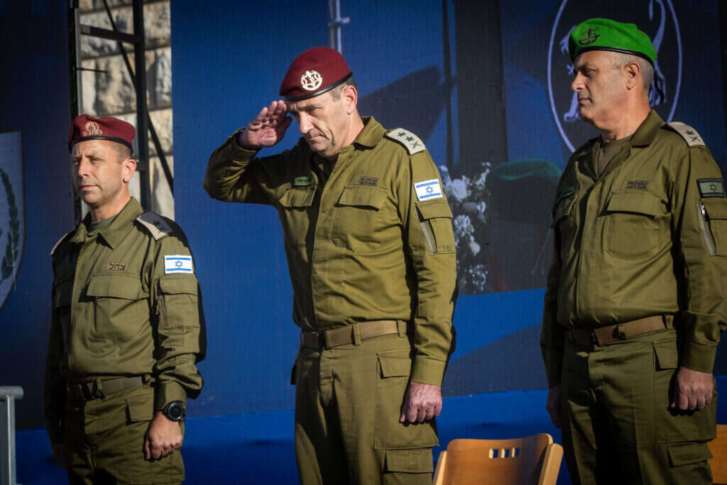 הרמטכ"ל הרצי הלוי (מרכז) והאלופים יהודה פוקס (ימין) ואבי בלוט בטקס חילופי המפקדים בפיקוד מרכז, היום. | אורן בן חקון, פלאש 90