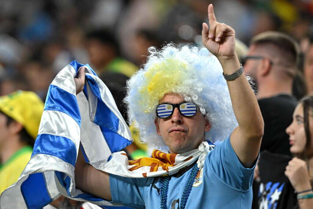 אוהד אורוגוואי חוגג אחרי הניצחון על ברזיל. מול קולומביה יהיה קשה לא פחות. | Robyn BECK / AFP