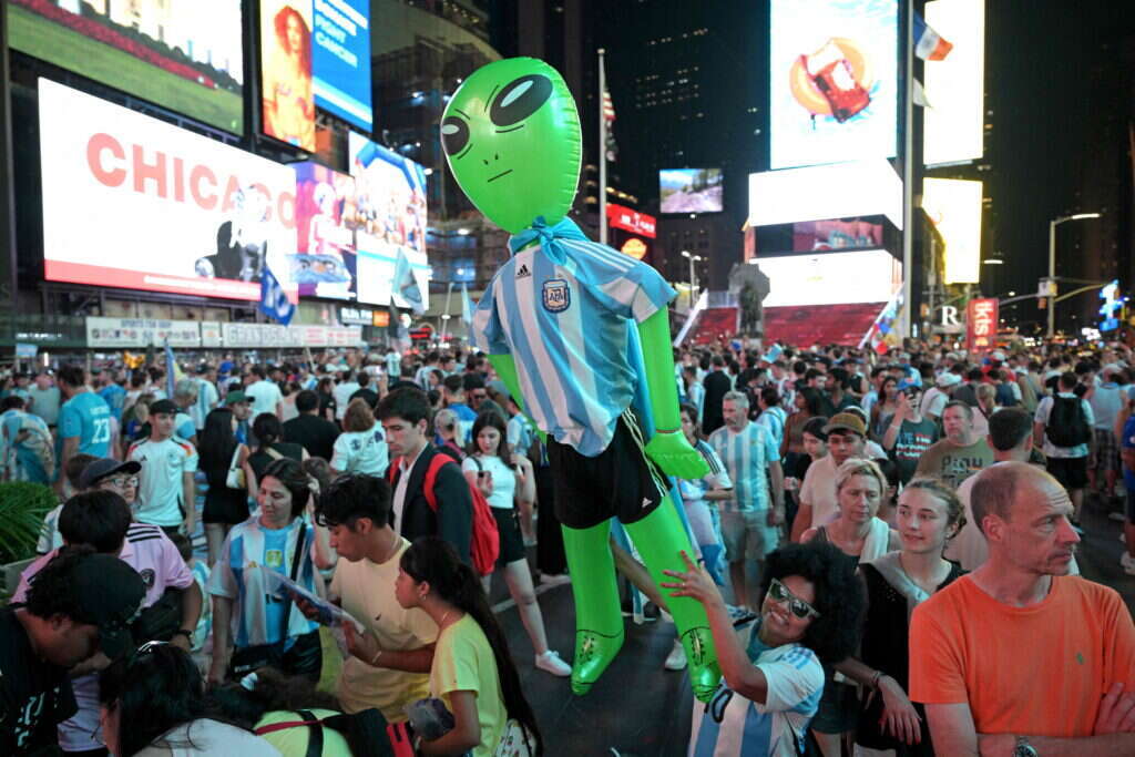 אוהדי ארגטינה בטיימס סקוור בניו יורק, מקווים לראות את הגרסה החייזרית של מסי. | JUAN MABROMATA / AFP