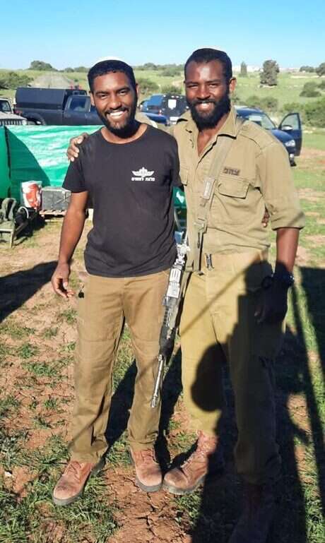 נעם (משמאל) בביקור אצל עמנואל במהלך הכשרתו הצבאית. באדיבות המשפחה