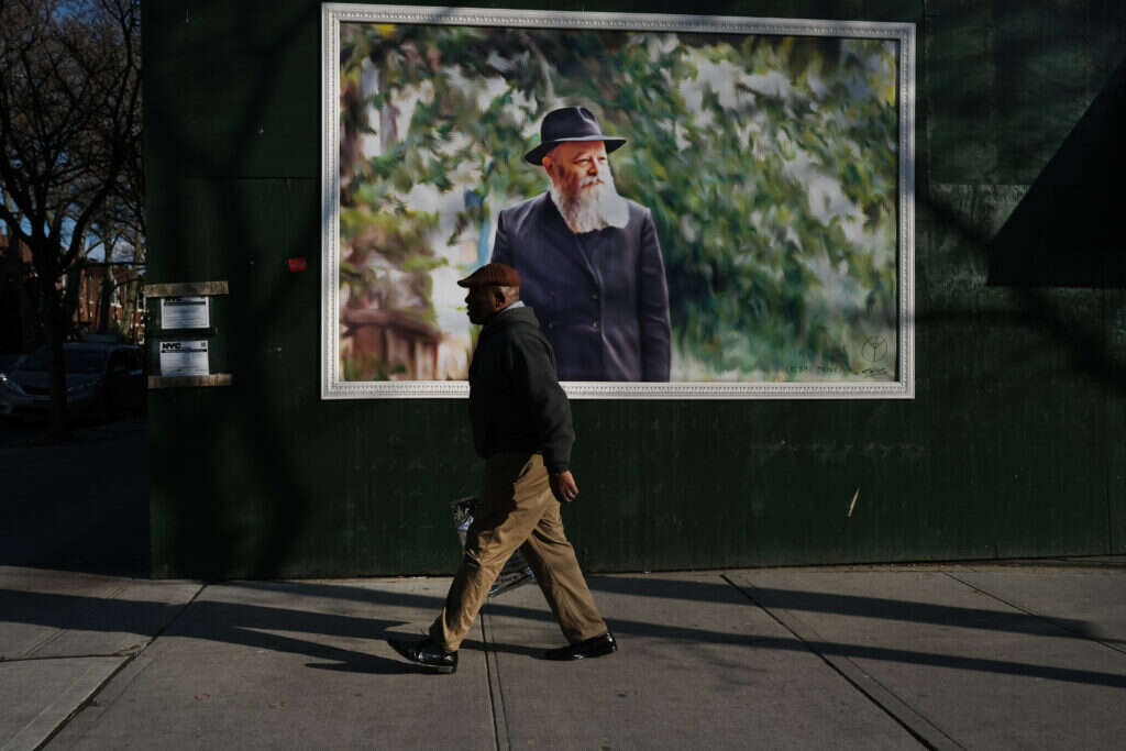 ציור קיר של הרבי מלובביץ' מוצג בשכונת קראון־הייטס בברוקלין. | גטי אימג'ס