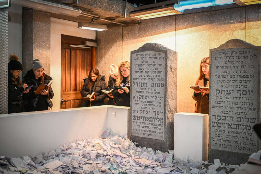 מתפללות בקבר הרבי בניו־יורק. | אריה לייב אברמס, פלאש 90