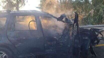 רכבם של בני הזוג נועה וניר ברנס הי"ד, לאחר שספג פגיעה ישירה מטיל חיזבאללה. | דוברות המשטרה