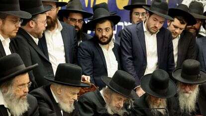 הרב הירש (משמאל) והרב דב לנדו (במרכז) | שלומי כהן, פלאש 90