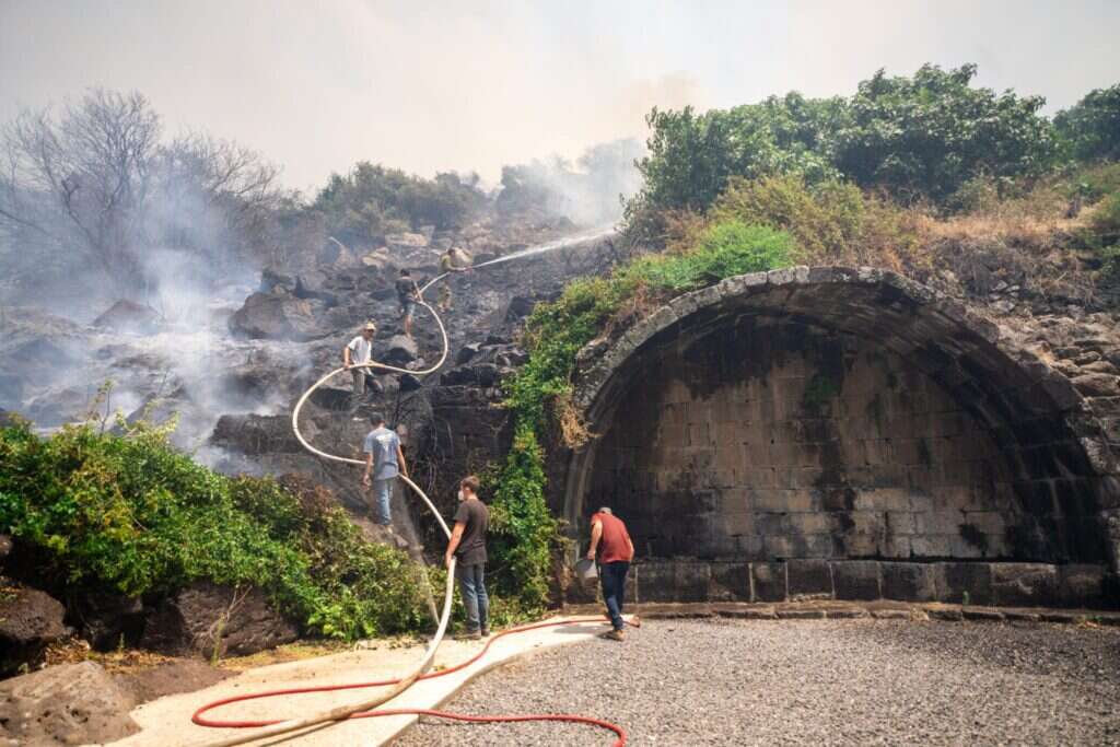 שרפה בעין קשתות (אום אל קנטיר) ברמת הגולן, כתוצאה מטילי חיזבאללה, קיץ 24'. | שי ידאל אל פורת שרפה בעין קשתות (אום אל קנטיר) ברמת הגולן, כתוצאה מטילי חיזבאללה, קיץ 24'. | שי ידאל אל פורת