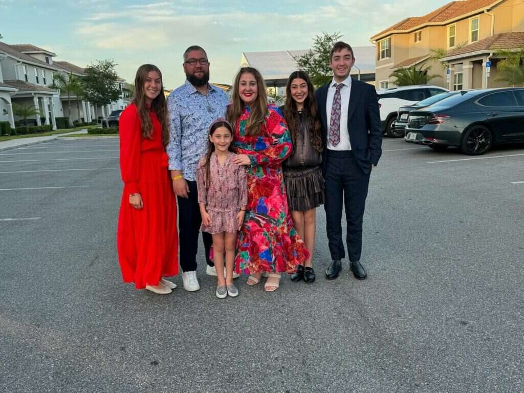 נגמרה החופשה, נשארים כדי לעזור. משפחת בקסר