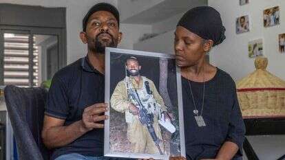 "עמנואל לא אמר לנו שהוא בעזה. הוא אמר לנו 'אני במחשבים'". ממיי ואנדייהו פלקה. | יוסי אלוני