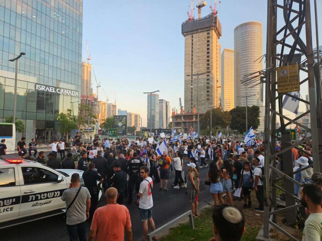 מפגינים מול פרקליטות מחוז תל אביב, במחאה על החקירה מפגינים מול פרקליטות מחוז תל אביב, במחאה על החקירה