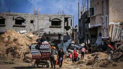 תושבי רצועת עזה מתפנים מחאן יונס. | עאבד ראחים חאטיב, פלאש 90