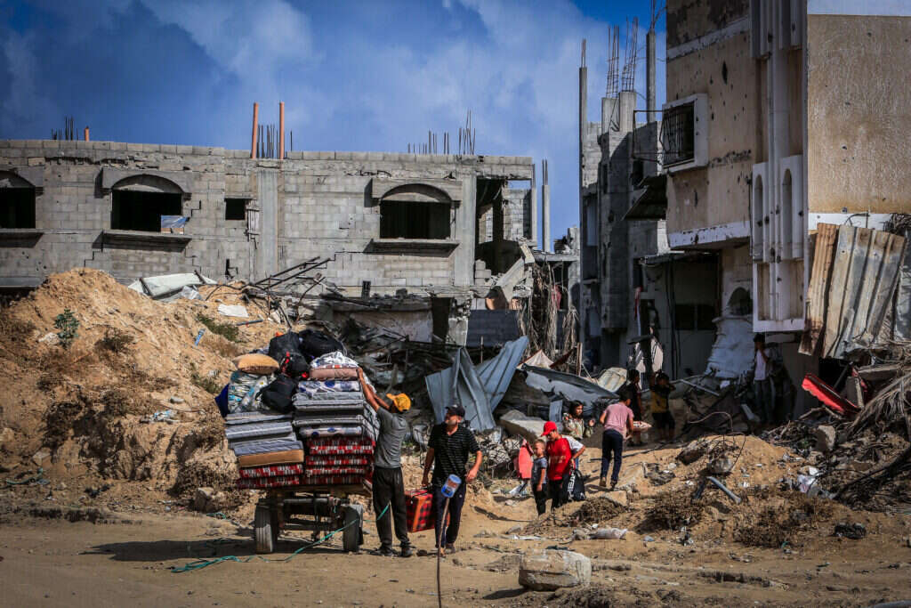 תושבי רצועת עזה מתפנים מחאן יונס. | עאבד ראחים חאטיב, פלאש 90