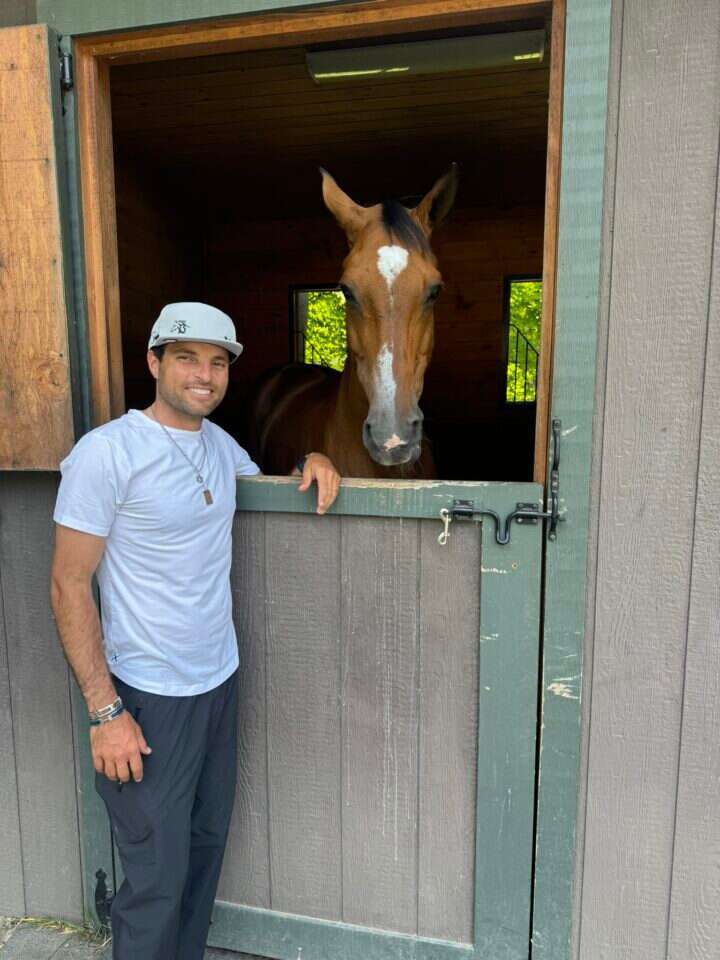 לכל סוס הדרך שלו. בלומן בחווה בביתו. | דותן מלאך