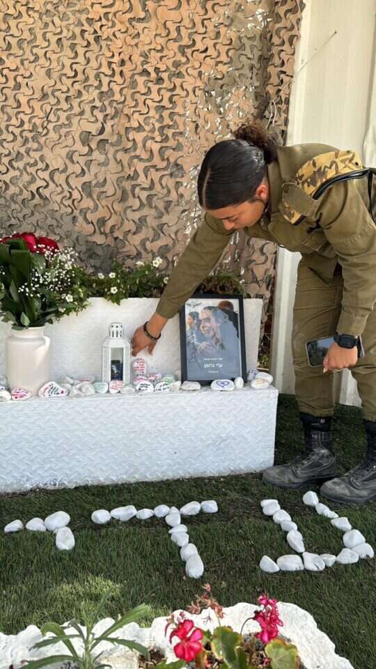 סמלת יובל כהן על קברה של סמלת עדי גרומן. | דובר צה"ל