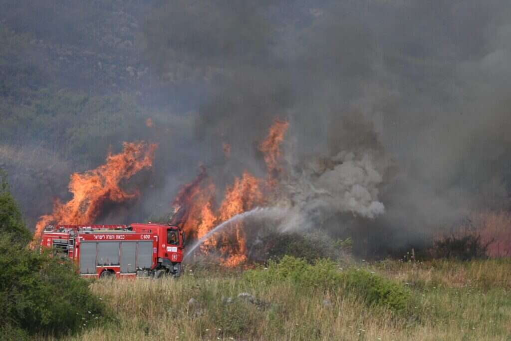 נלחמים בשרפות טילי חיזבאללה ברמת הגולן, קיץ 24'. | יהודה וינברג נלחמים בשרפות טילי חיזבאללה ברמת הגולן, קיץ 24'. | יהודה וינברג