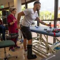 פצועי צה"ל בתרגילי פיזיותרפיה במרכז השיקום בבית החולים שיבא | גטי אימג'ס פצועי צה"ל בתרגילי פיזיותרפיה במרכז השיקום בבית החולים שיבא | גטי אימג'ס