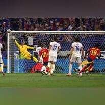 לאמין ימאל הספרדי מסובב את הכדור לחיבורים של מייק מניאן הצרפתי. | EPA/ANNA SZILAGYI