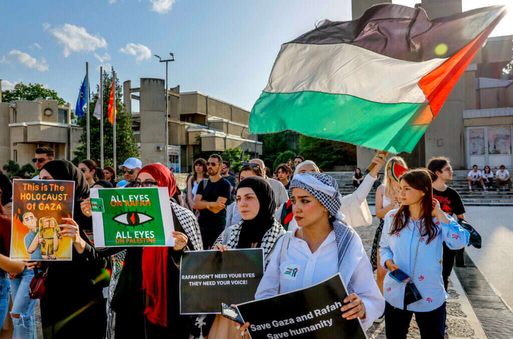 "המצב מטריד מאוד". הפגנה נגד ישראל באוניברסיטה בסקופיה, צפון מקדוניה. | אי.פי.איי