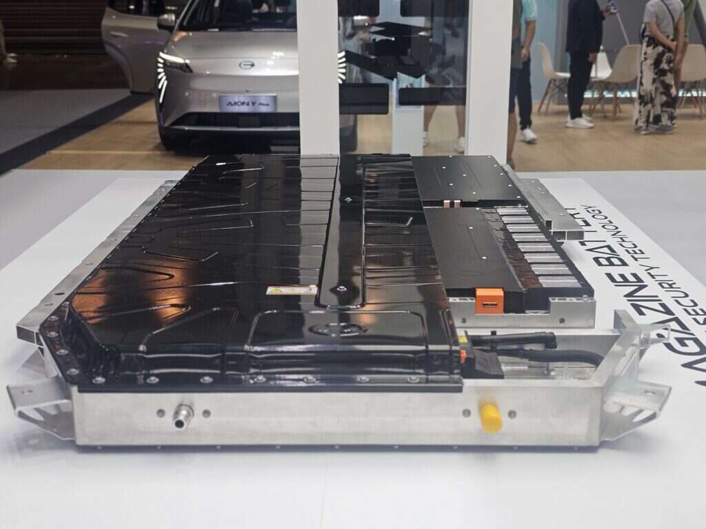 ההבדל הוא לא בסוללה עצמה אלא בחומרים ששמים בפנים. סוללת ליתיום־יון למכונית חשמלית. | שאטרסטוק