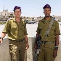 רס"ן דרבה וסא"ל גונן על רקע רחבת המסדרים בבה"ד. | לירון מולדובן