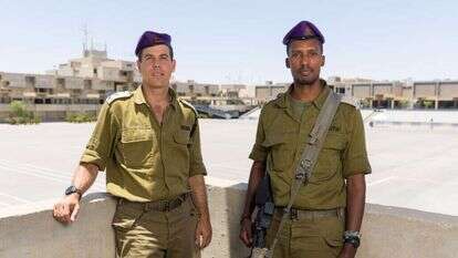 רס"ן דרבה וסא"ל גונן על רקע רחבת המסדרים בבה"ד. | לירון מולדובן